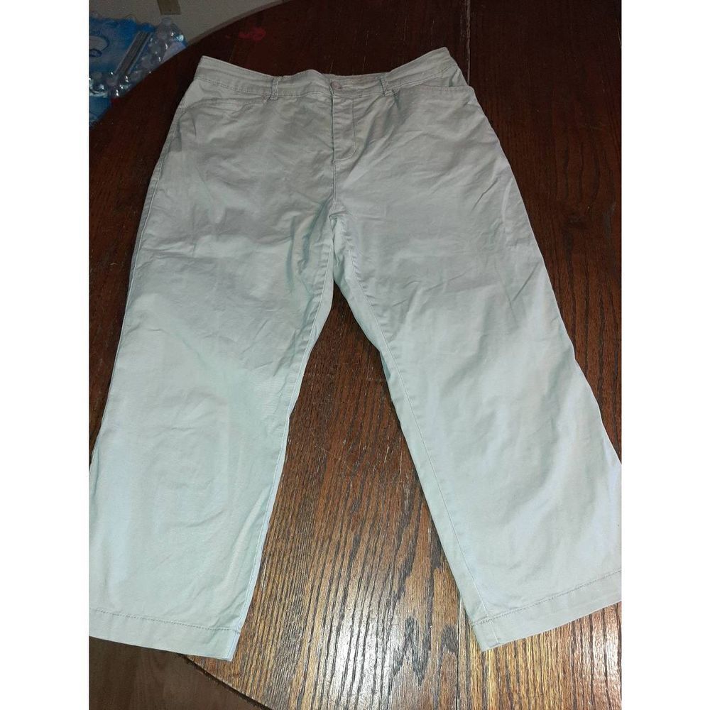 Size 10 Croft & Barrow Stretch Khaki Tan Capri Casual Pants